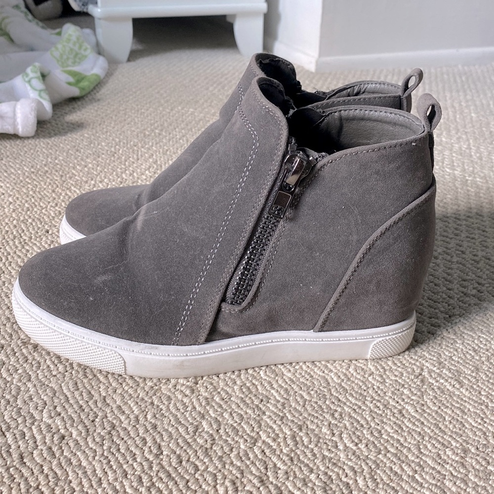 Sneaker wedges from a boutique! These are a size 8!